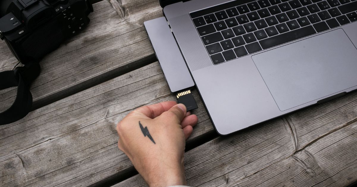 Inserting a SIM Card into Your Lenovo Flex 5